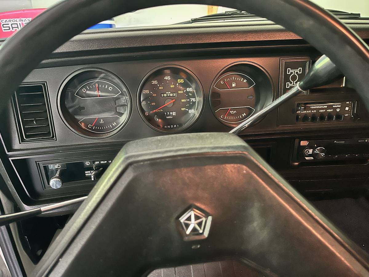 Dodge-W150-1986-white-14