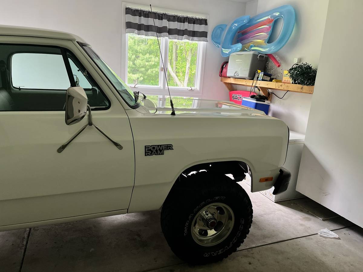 Dodge-W150-1986-white-20