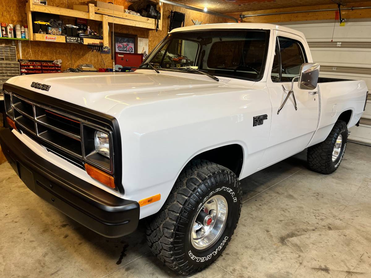 Dodge-W150-1986-white-21