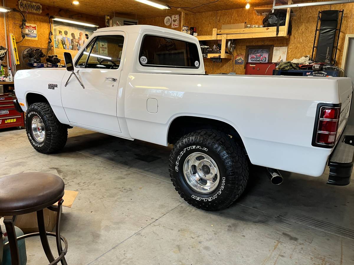 Dodge-W150-1986-white