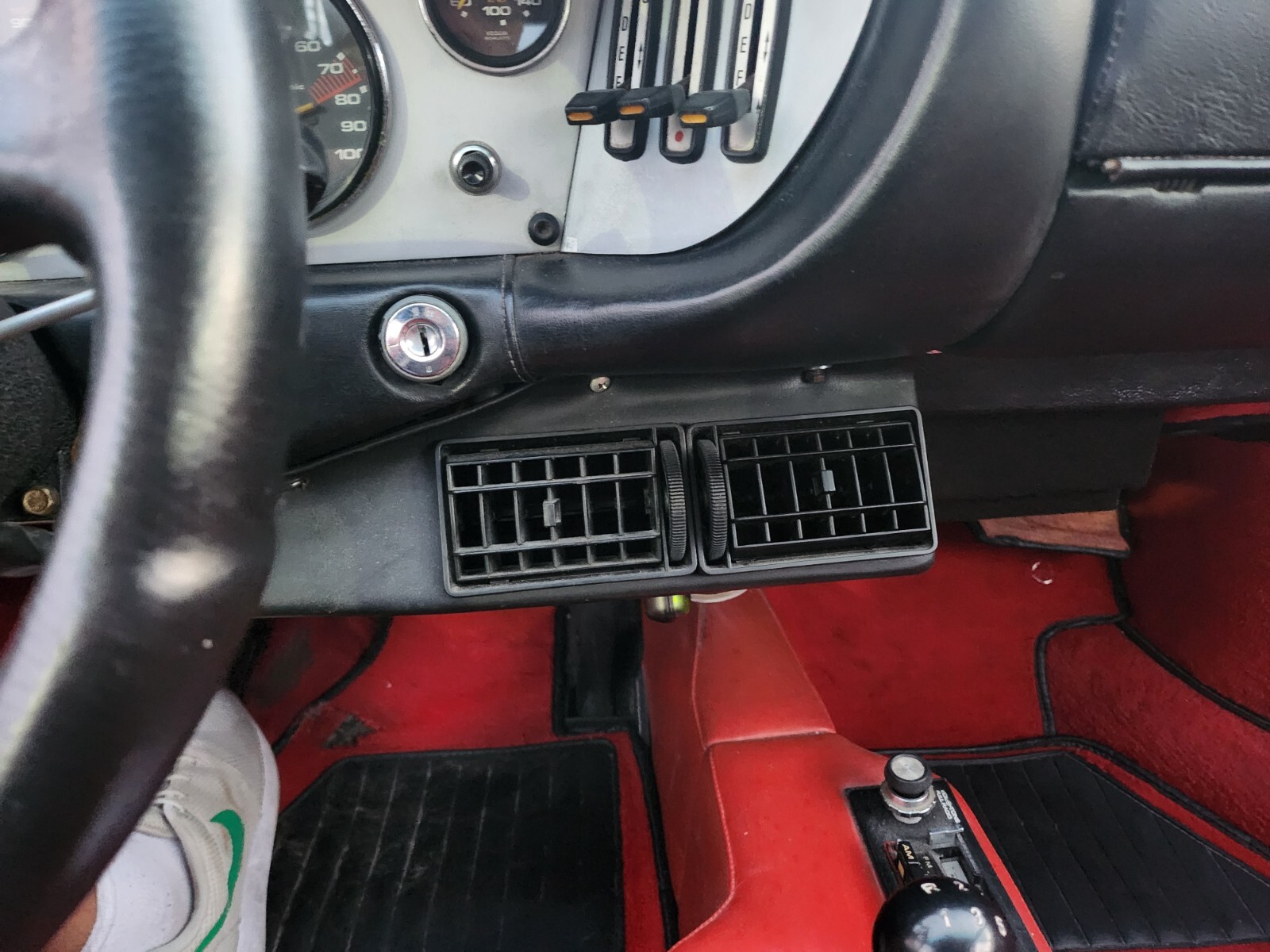 Ferrari-Dino-308-GT4-1975-Coupe-23