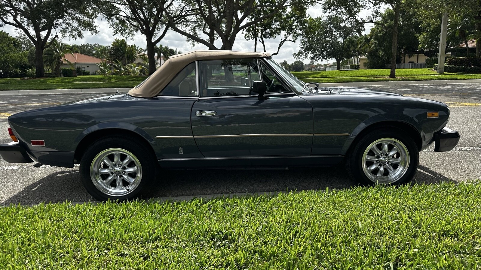 Fiat-124-Spider-1980-17