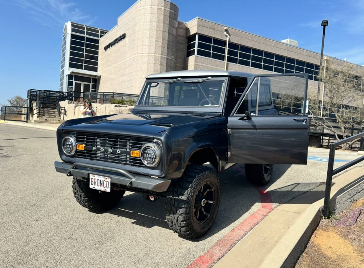 Ford-Bronco-1966-grey-1