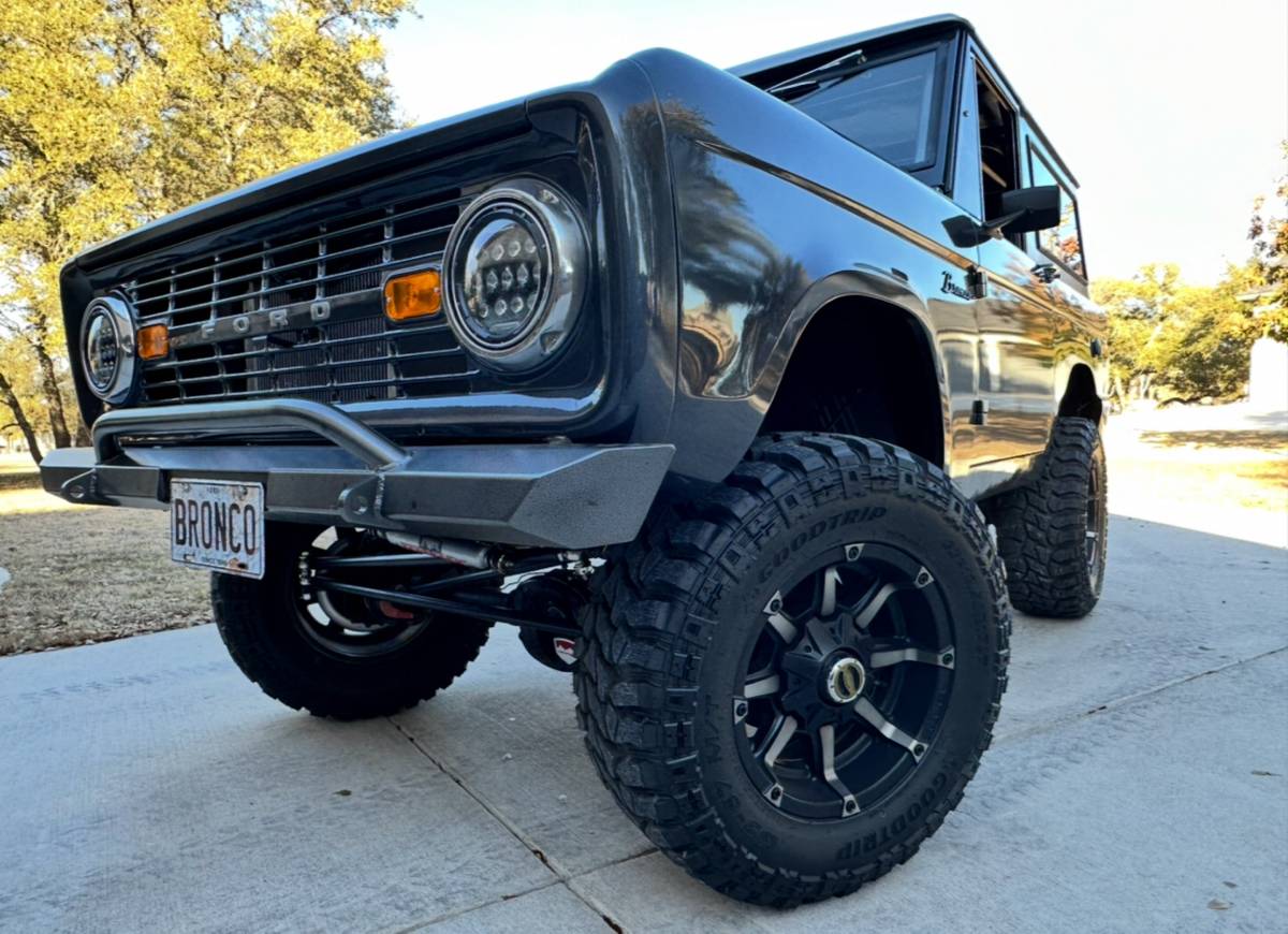 Ford-Bronco-1966-grey-8