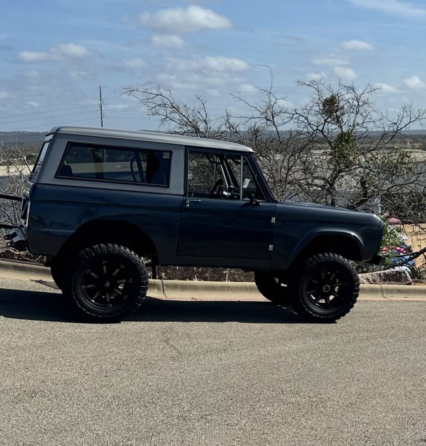 Ford-Bronco-1966-grey
