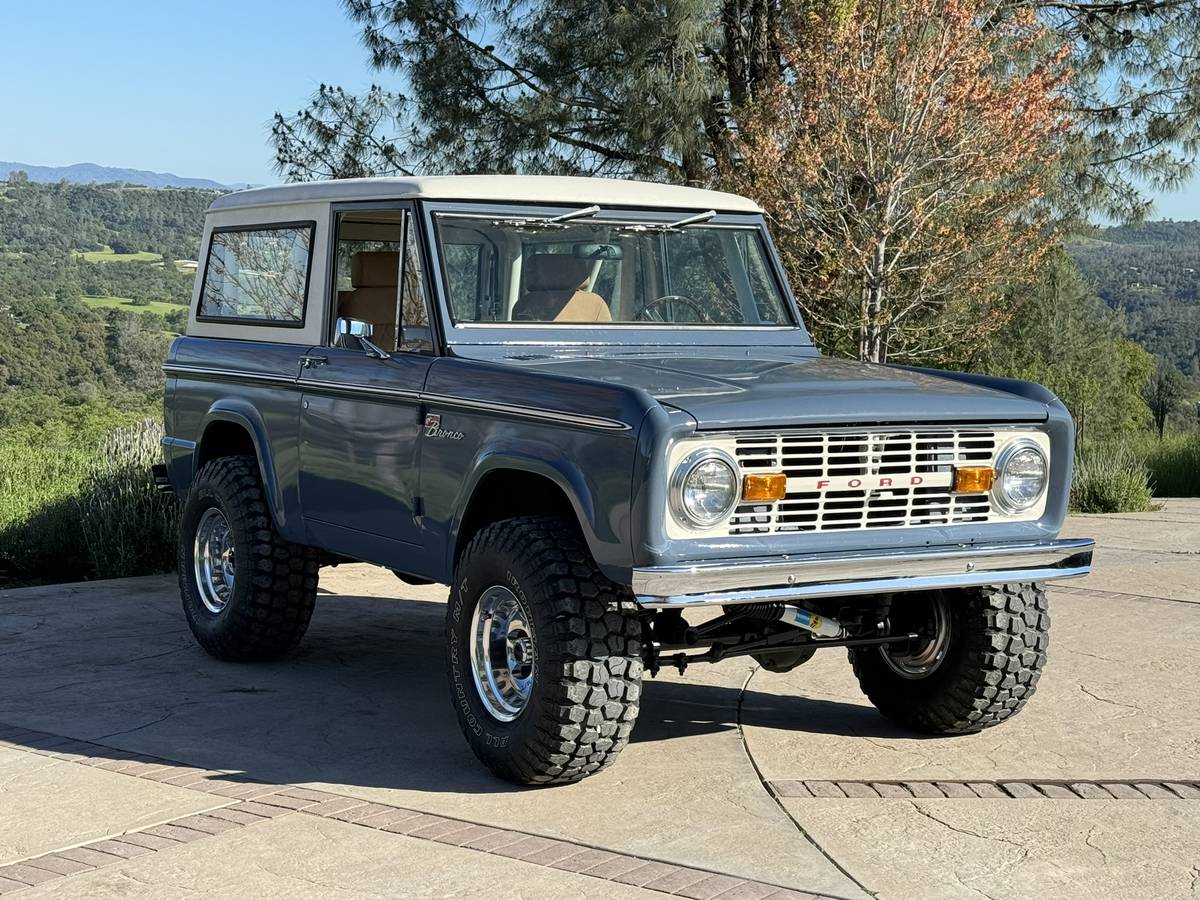 Ford-Bronco-1969-blue-1