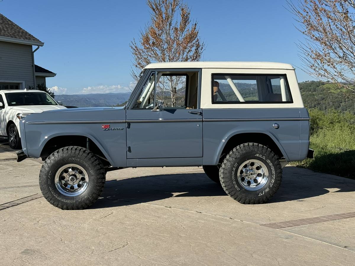 Ford-Bronco-1969-blue-2