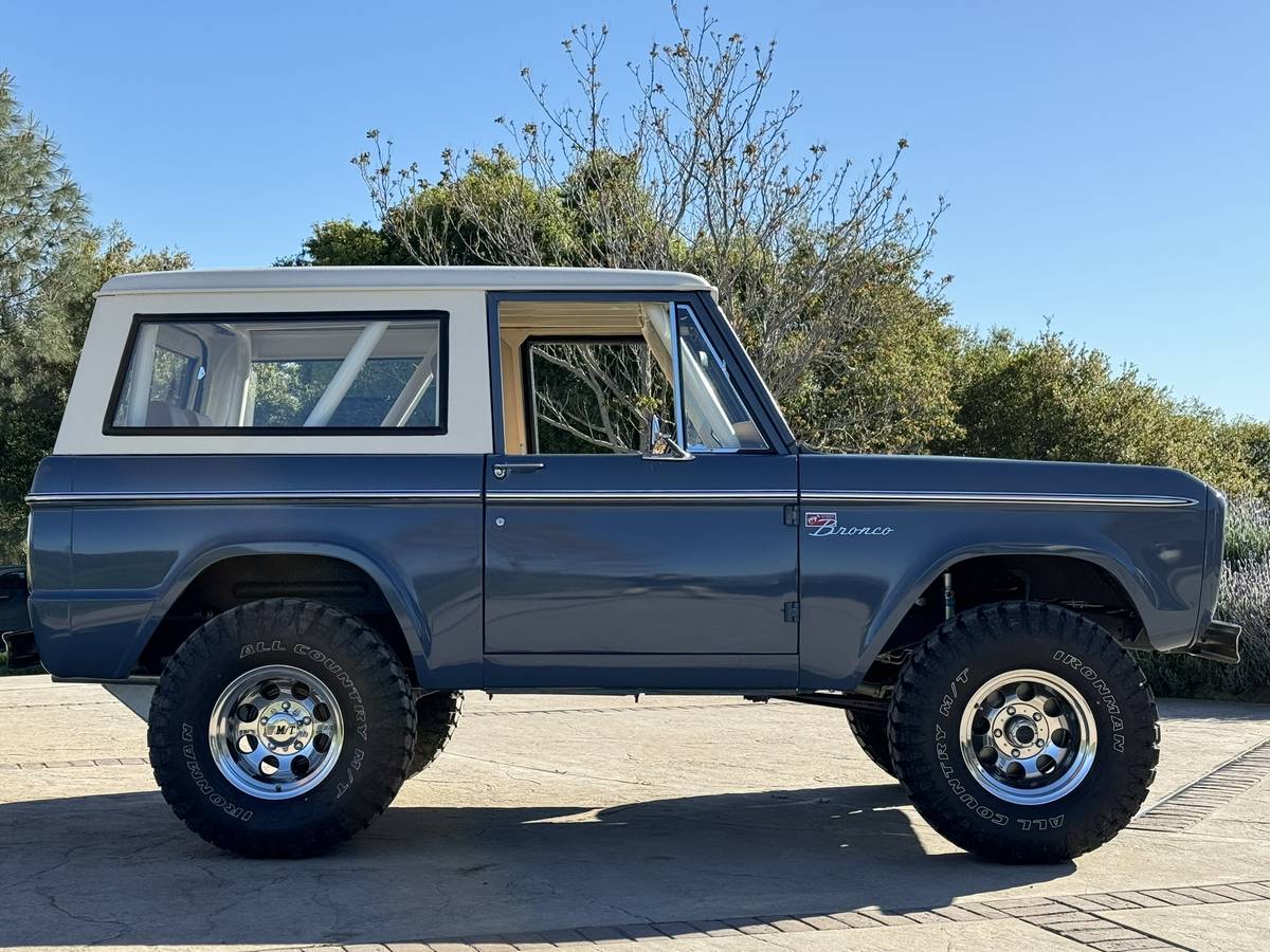 Ford-Bronco-1969-blue-3