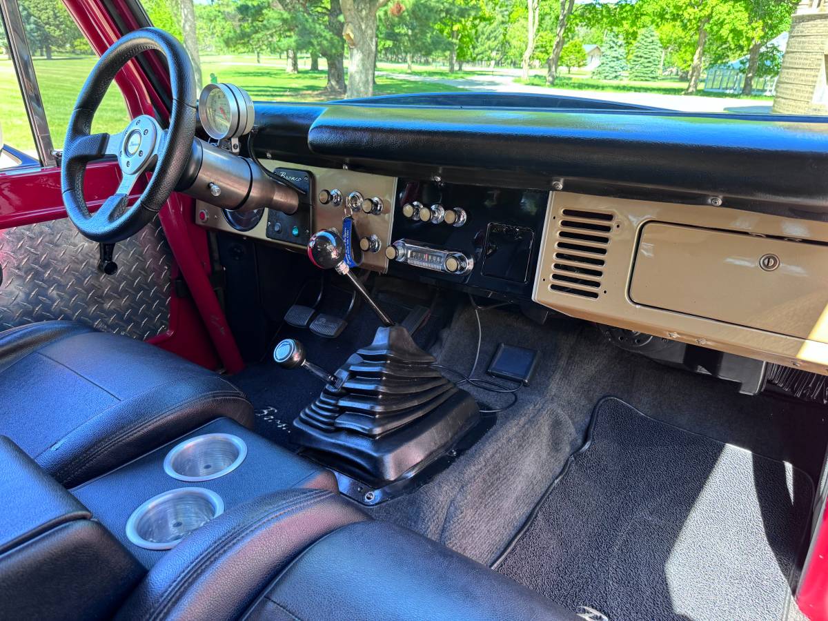 Ford-Bronco-1969-red-13