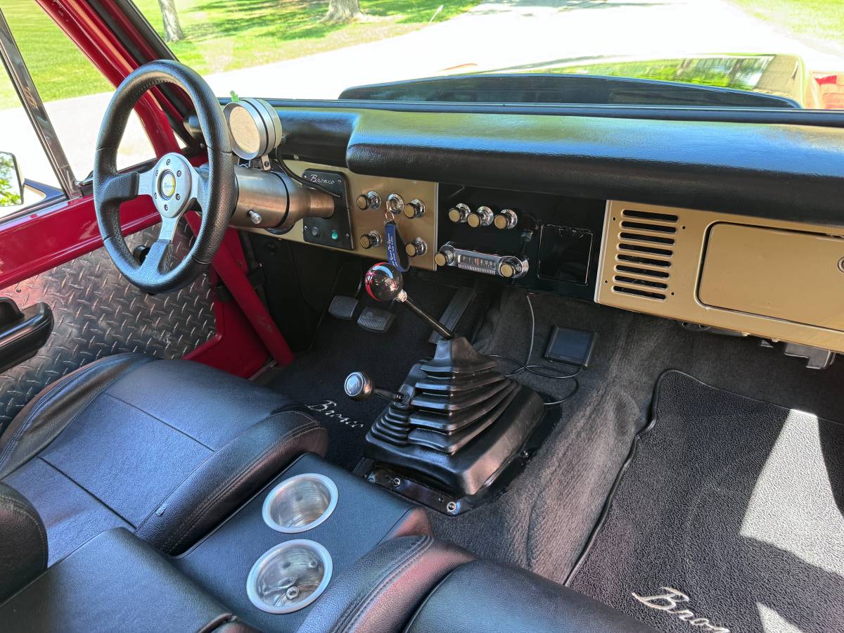 Ford-Bronco-1969-red-14