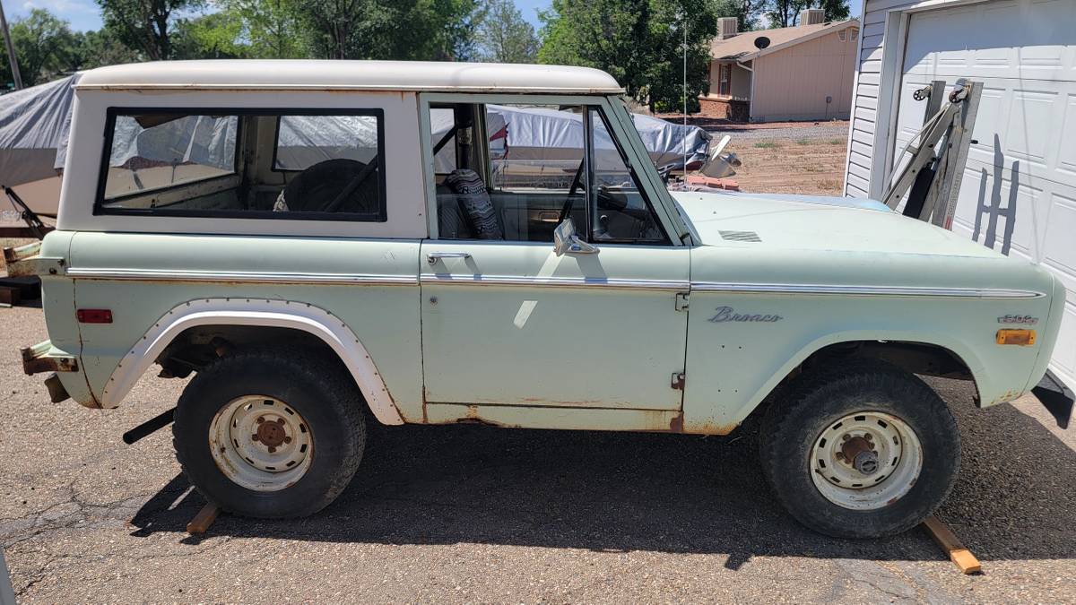 Ford Bronco  1971 green
