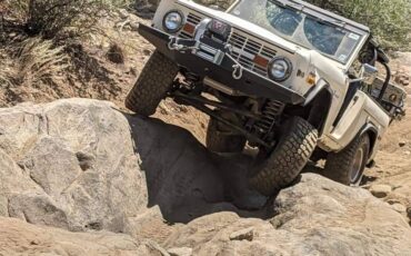 Ford-Bronco-1971-white-8