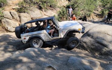 Ford-Bronco-1971-white-9