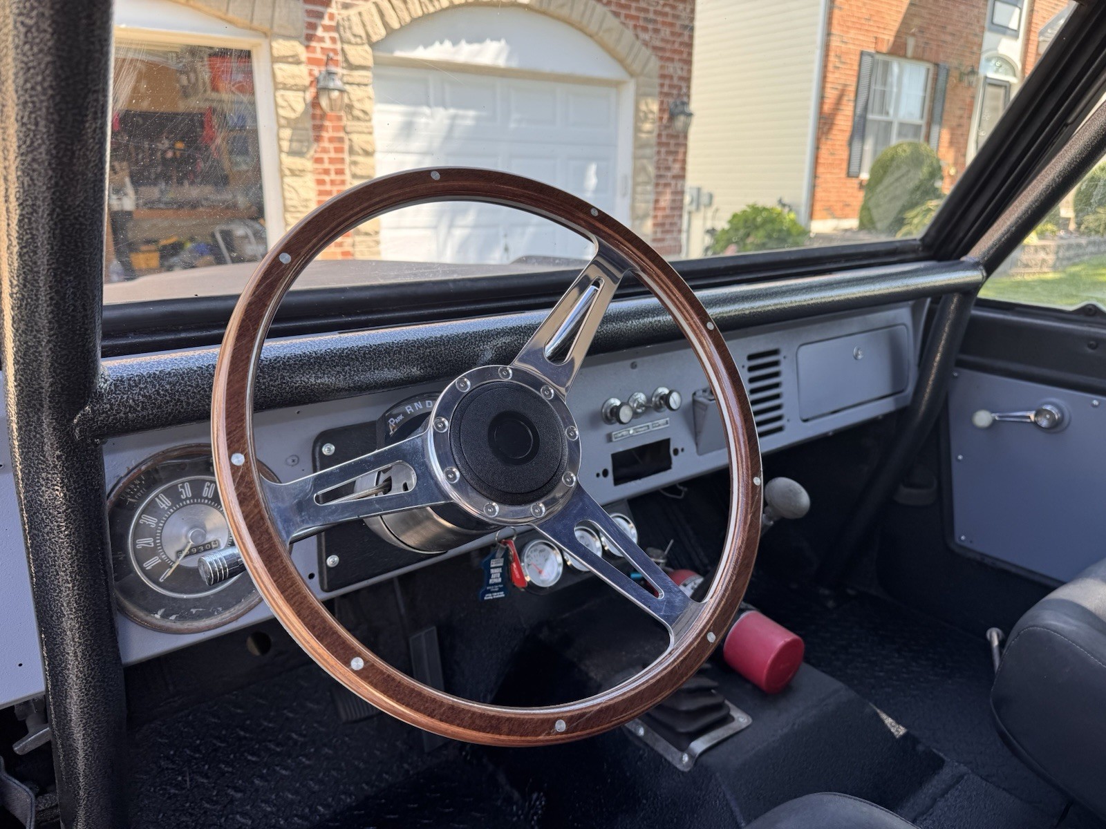 Ford-Bronco-1973-SUV-10