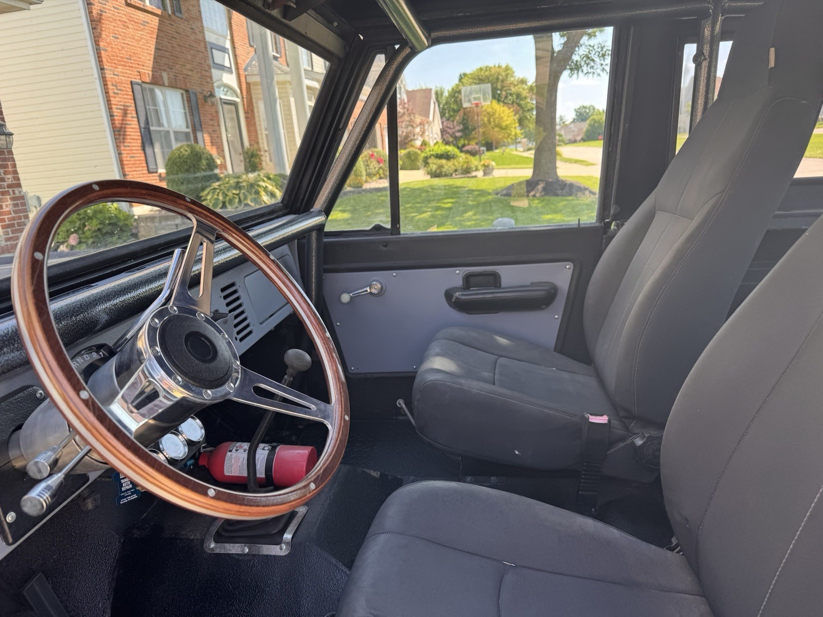 Ford-Bronco-1973-SUV-11