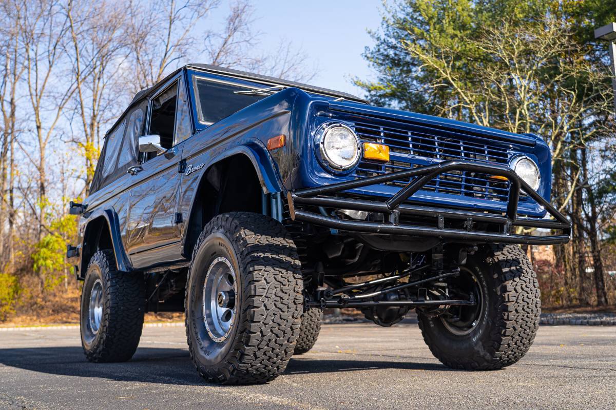 Ford-Bronco-1973-blue-2