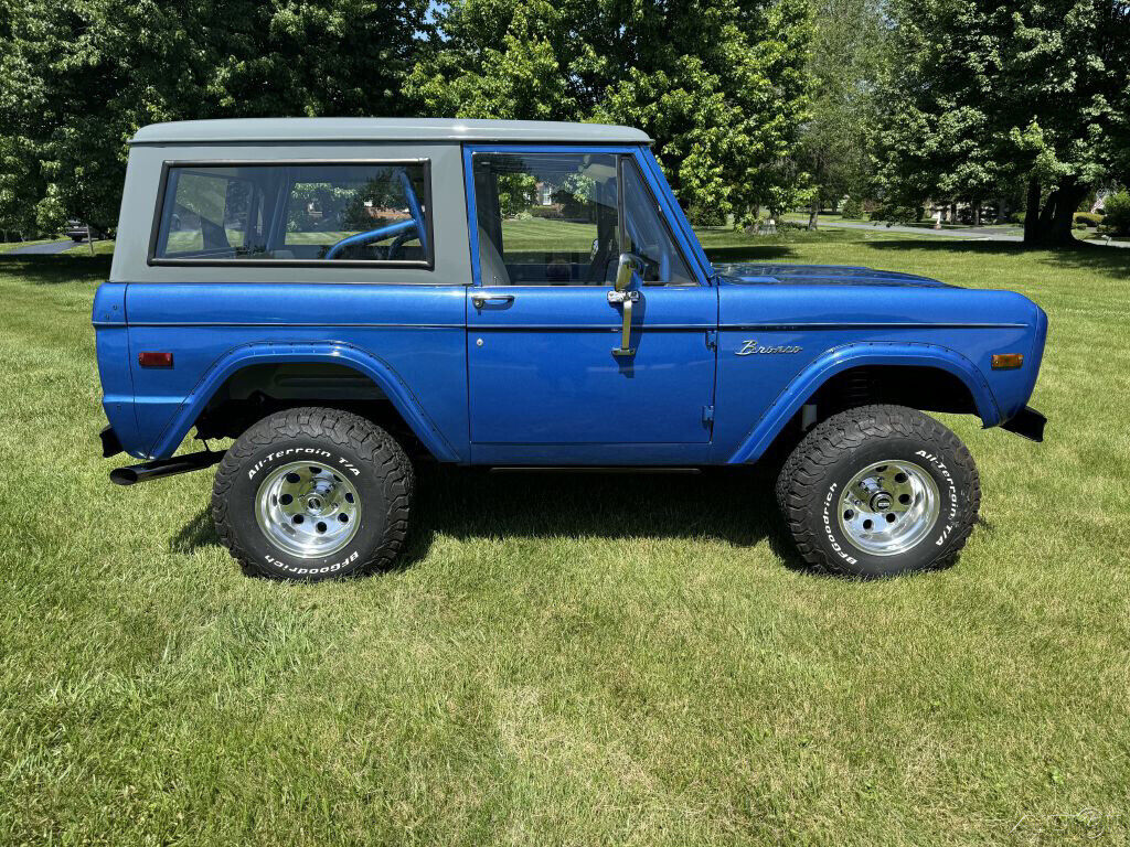 Ford-Bronco-1975-1