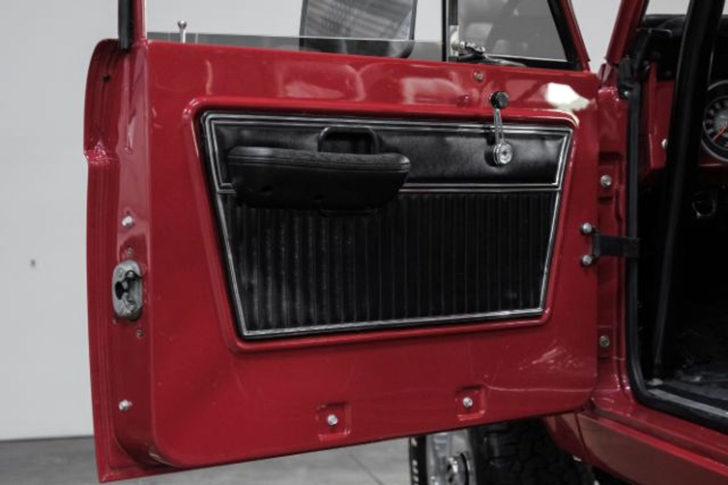 Ford-Bronco-1975-SUV-30