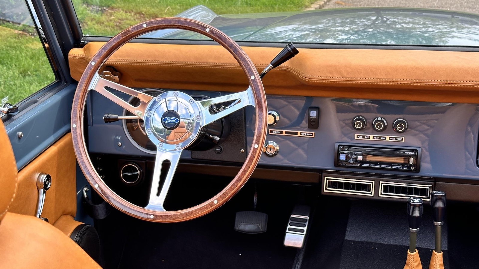 Ford-Bronco-1976-Convertible-36