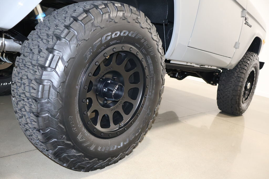 Ford-Bronco-1976-SUV-17