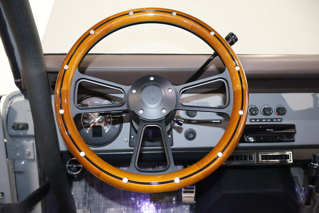 Ford-Bronco-1976-SUV-21