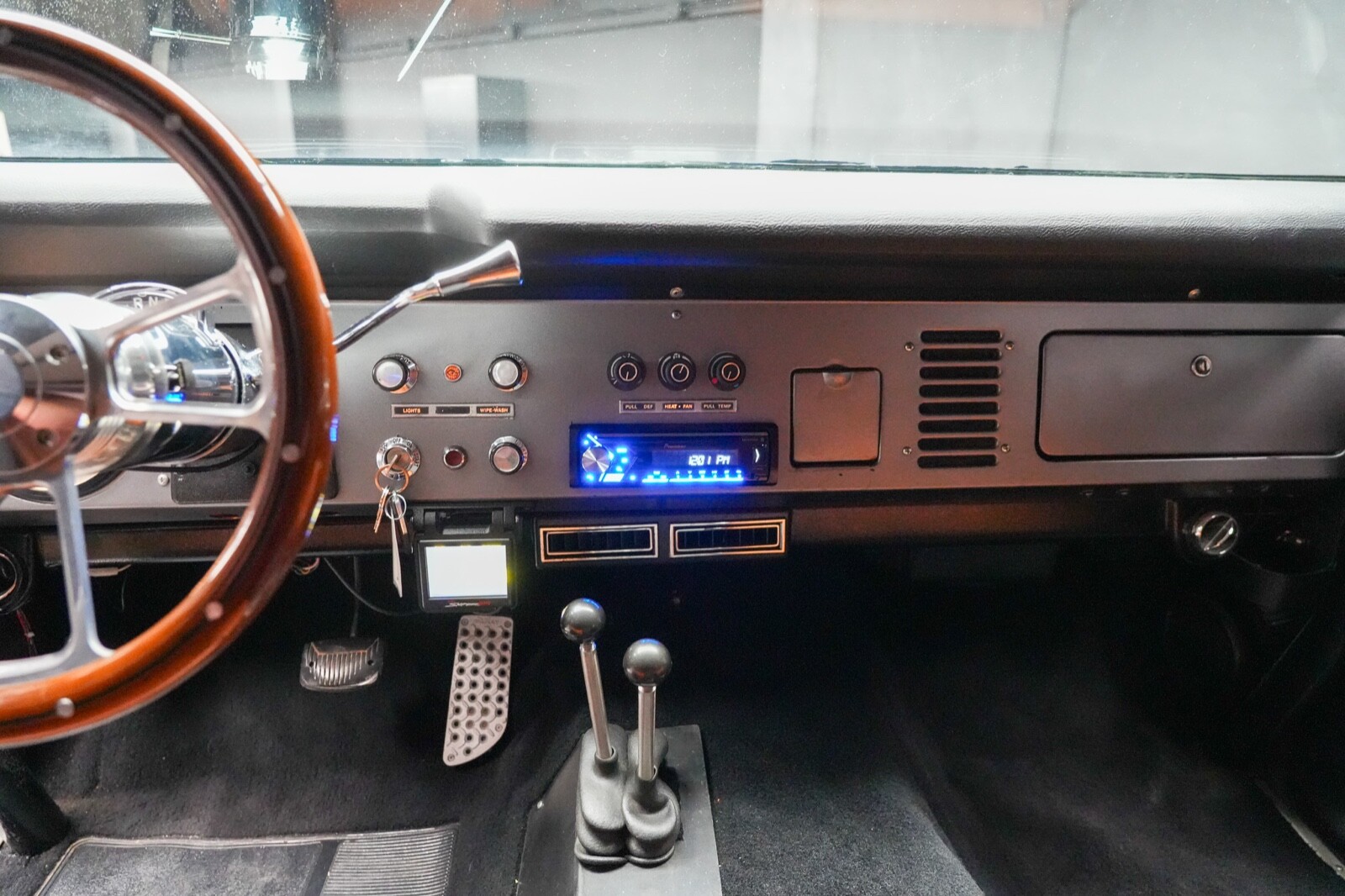 Ford-Bronco-1977-14