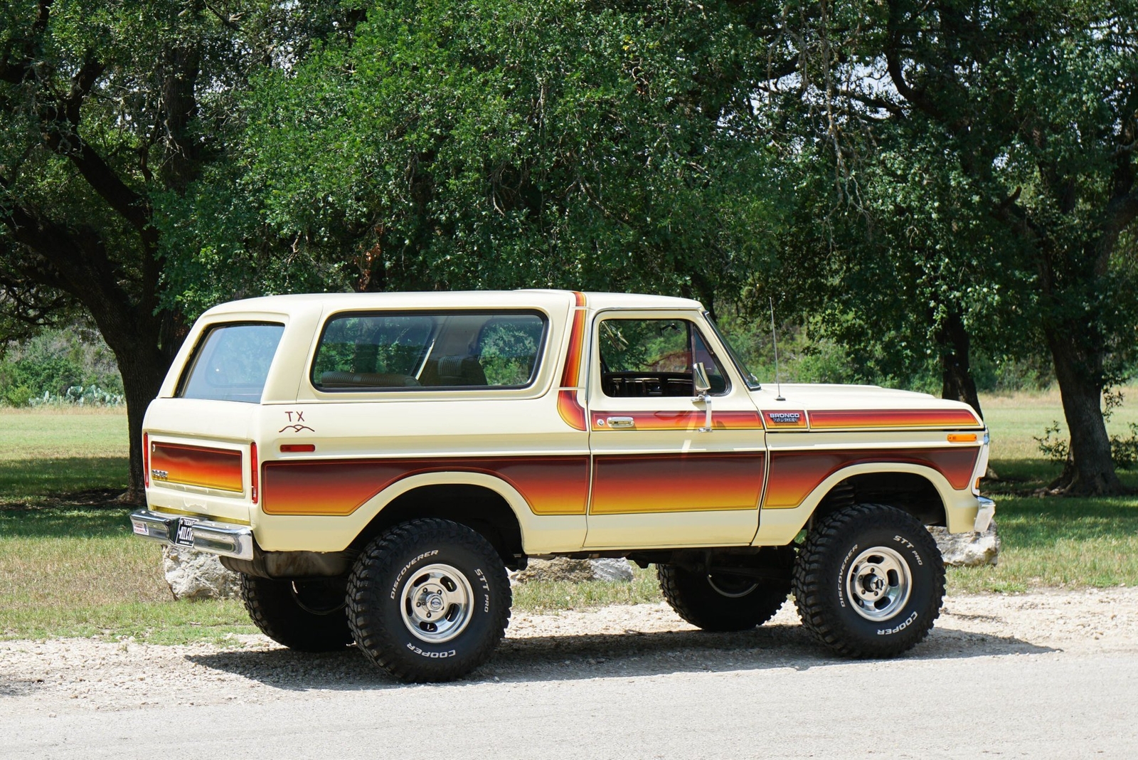 Ford-Bronco-1979-SUV-13