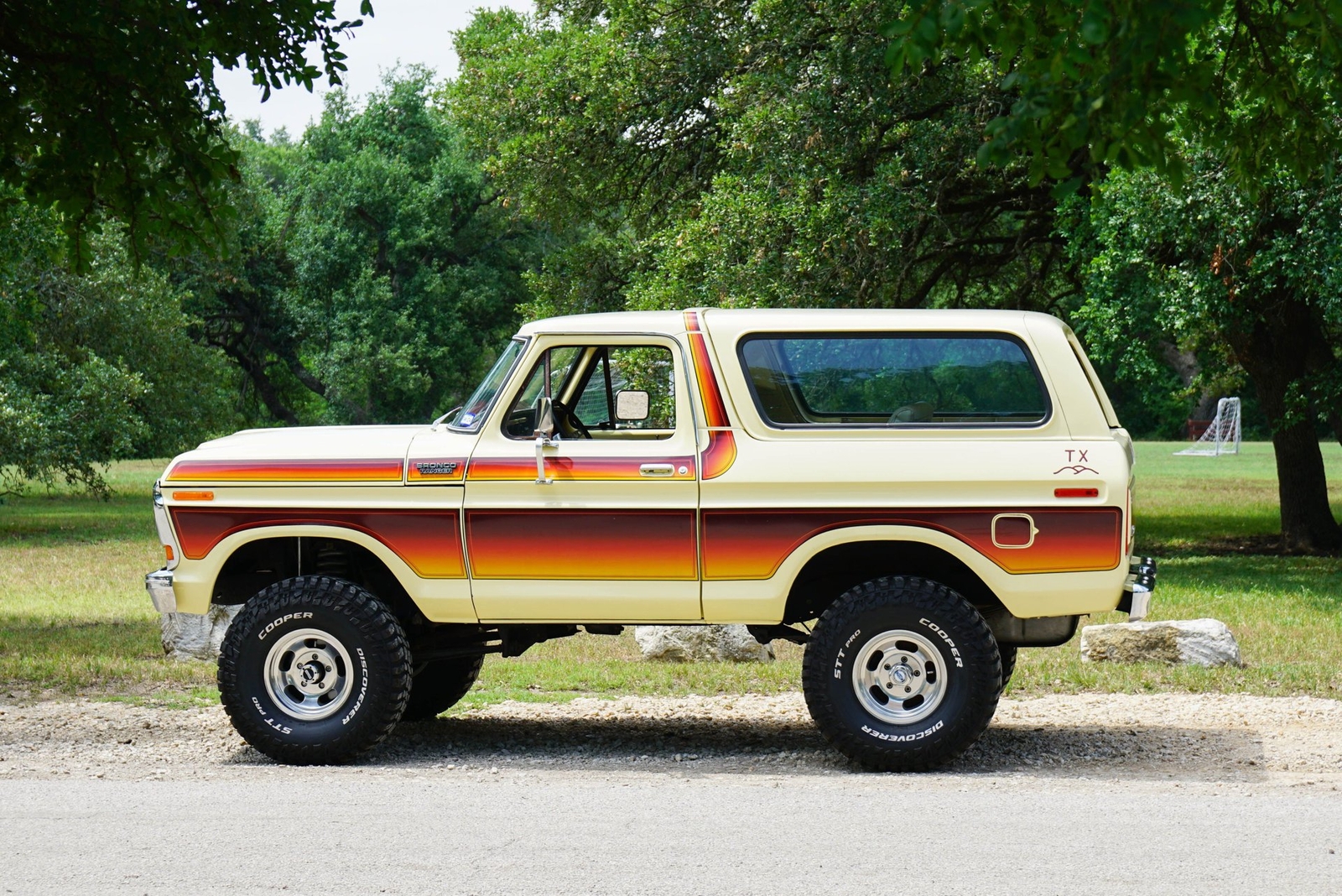 Ford-Bronco-1979-SUV-2