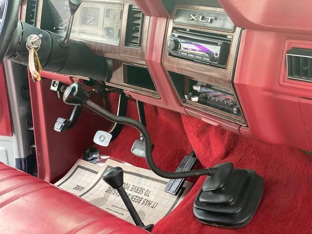 Ford-Bronco-1983-13