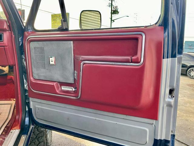 Ford-Bronco-1983-14
