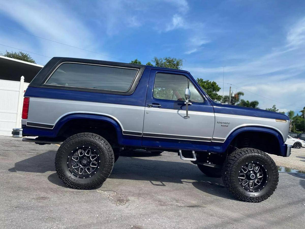 Ford-Bronco-1983-silver-1