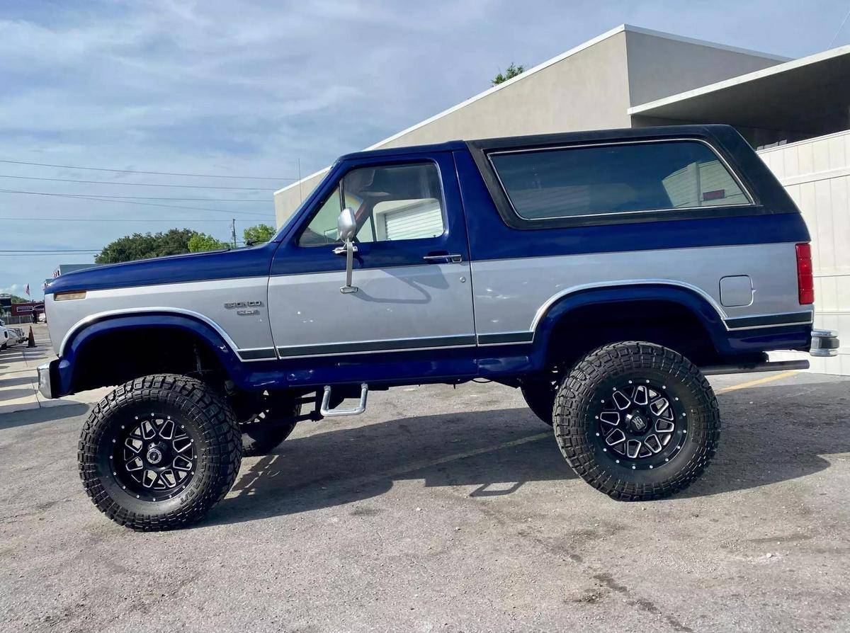 Ford-Bronco-1983-silver-5