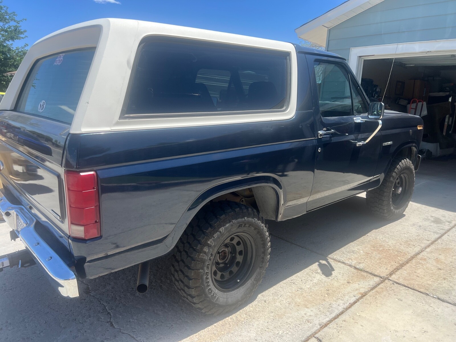 Ford-Bronco-1985-SUV-2
