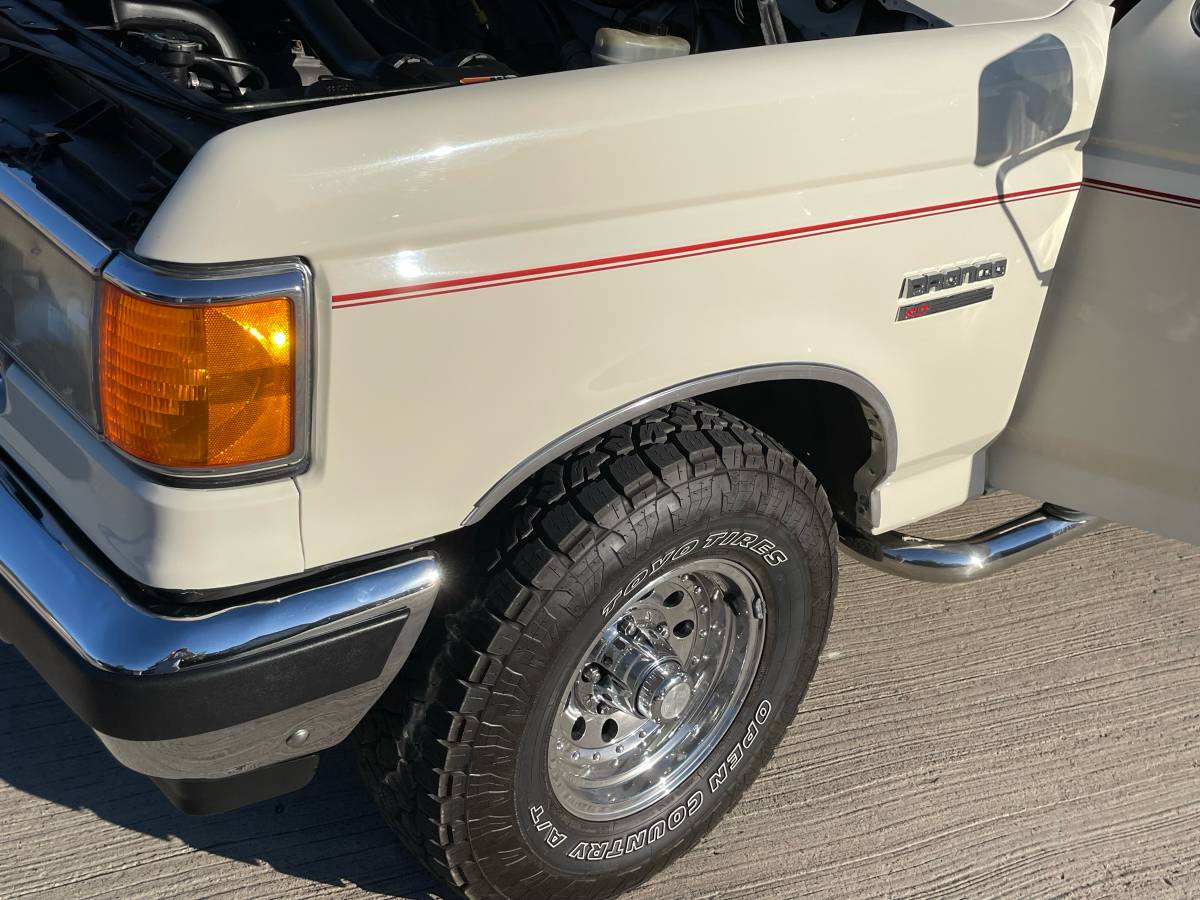 Ford-Bronco-1990-white-15