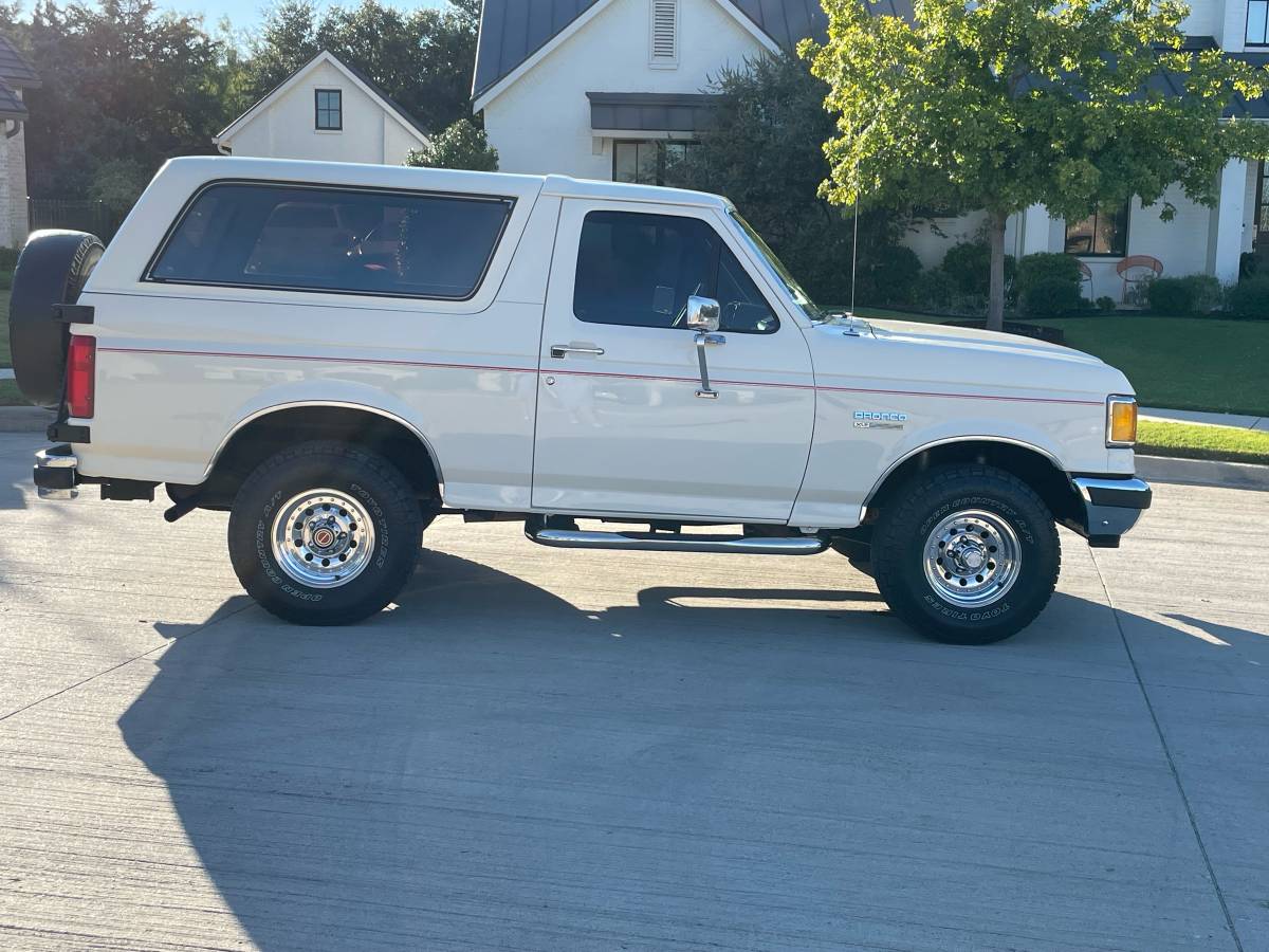Ford-Bronco-1990-white-3