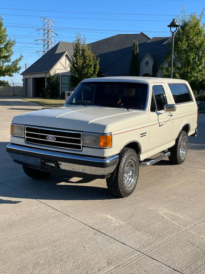 Ford Bronco  1990 white