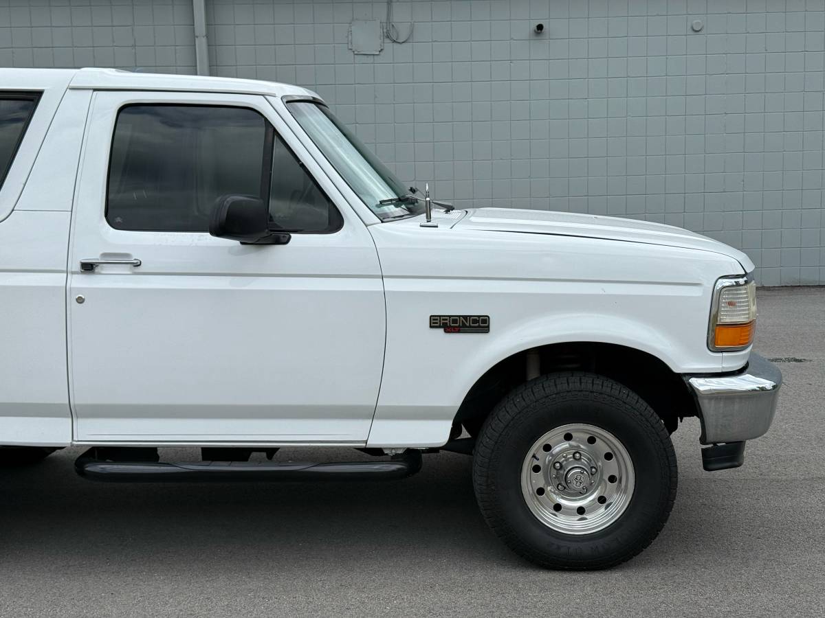 Ford-Bronco-1995-white-3