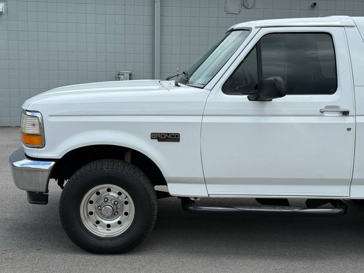 Ford-Bronco-1995-white-9