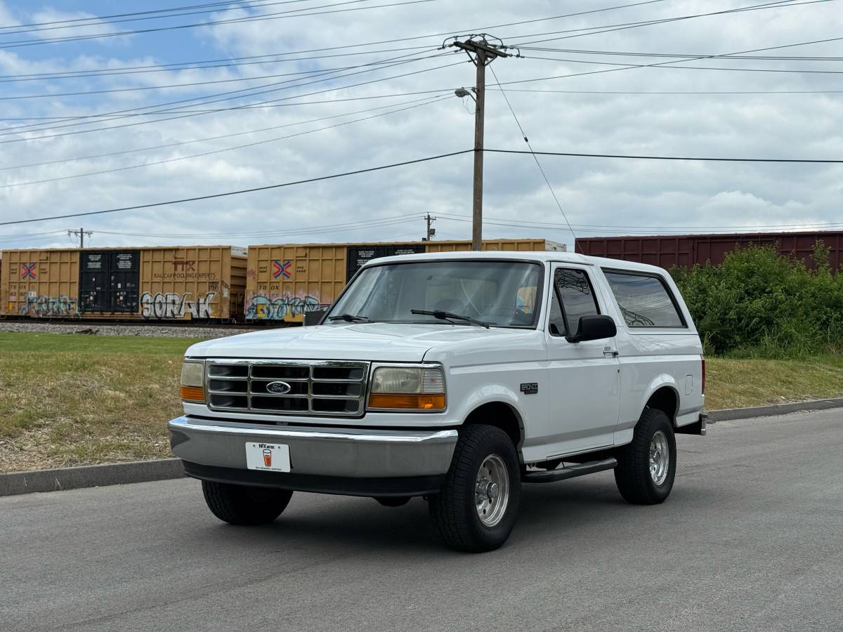 Ford Bronco  1995 white