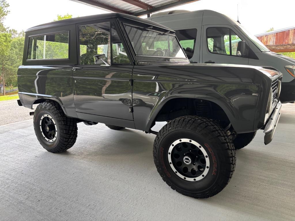 Ford-Bronco-Resto-Mod-331-stroker-vintage-ac-nut-and-b-1971-23