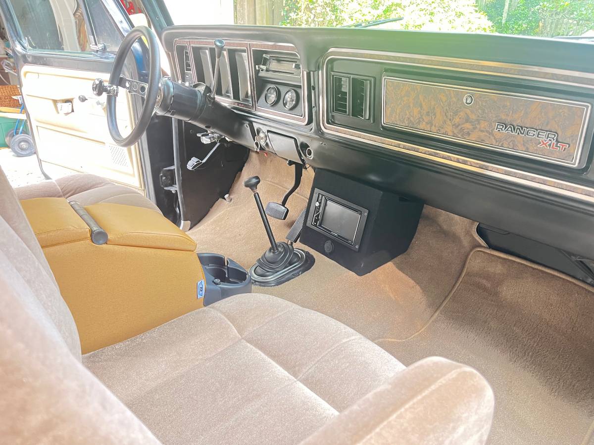 Ford-Bronco-eddie-bauer-1978-black-7