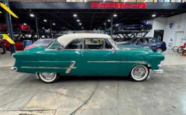 Ford-Crestline-1953