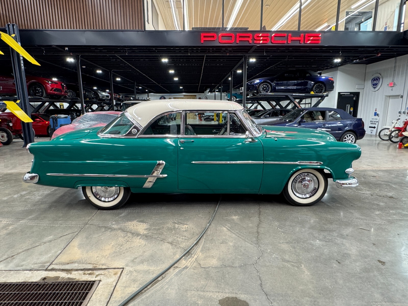 Ford Crestline 1953