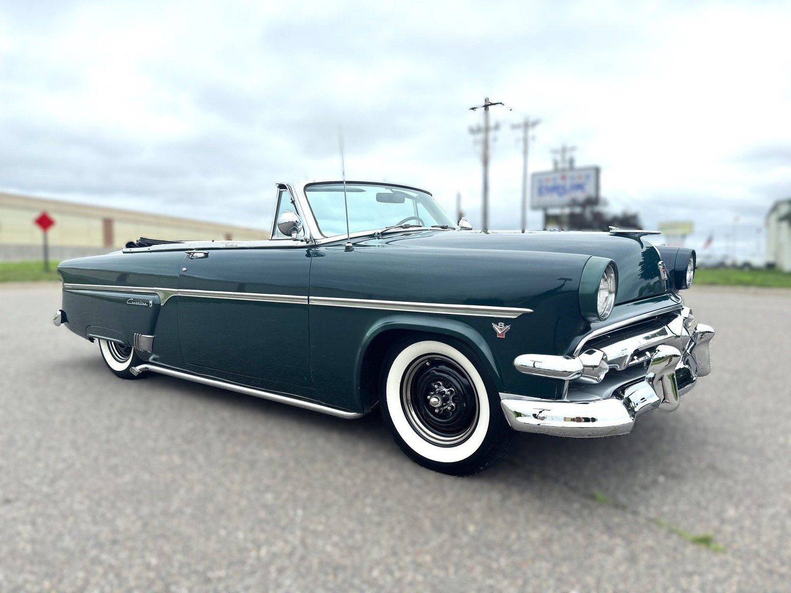 Ford-Crestline-Sunliner-1954