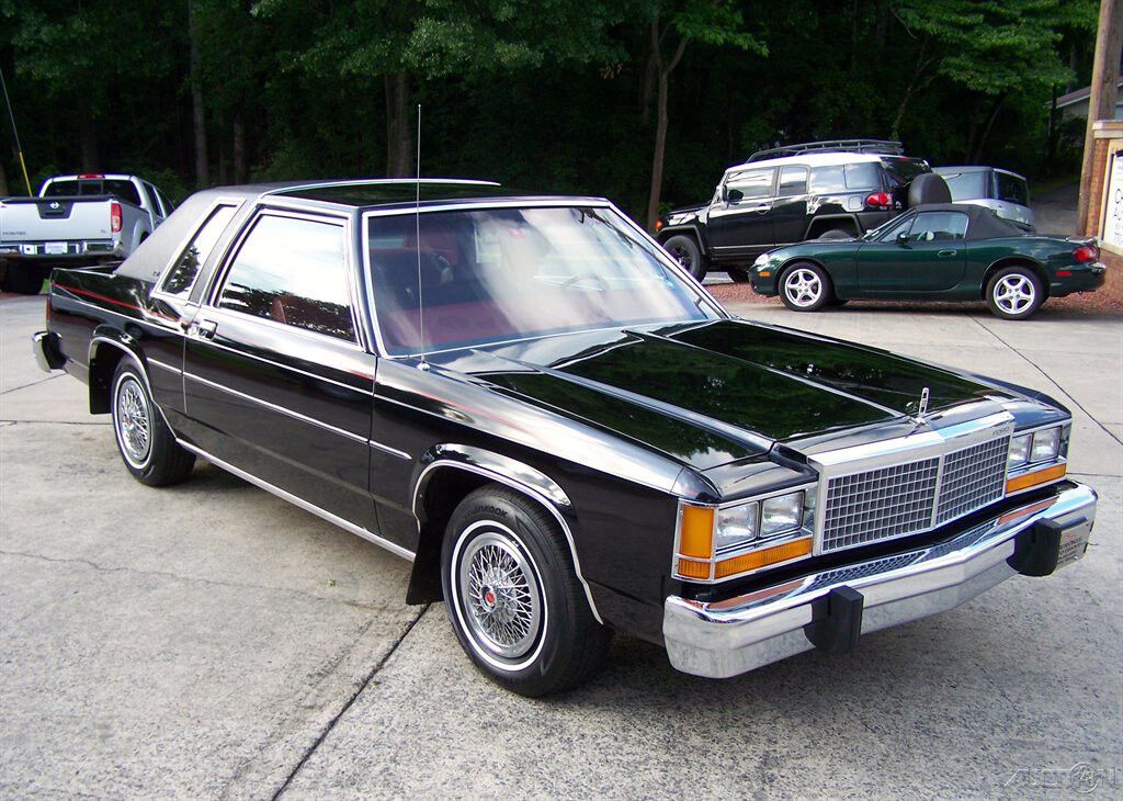 Ford-Crown-Victoria-1981-Coupe-2