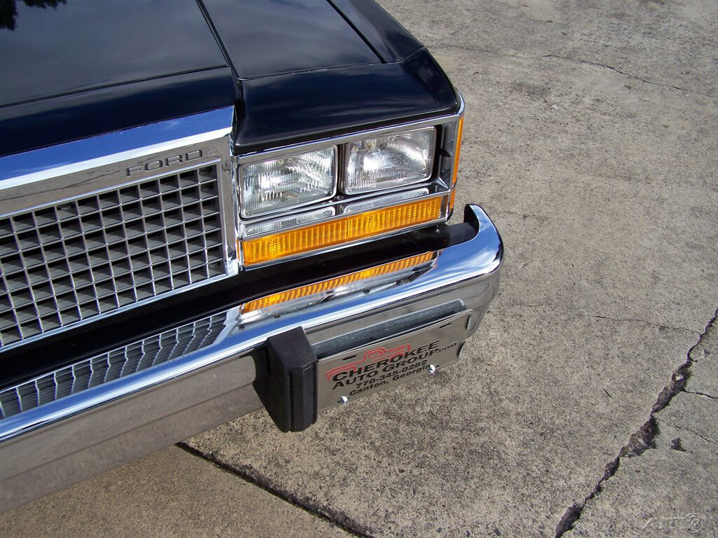 Ford-Crown-Victoria-1981-Coupe-22