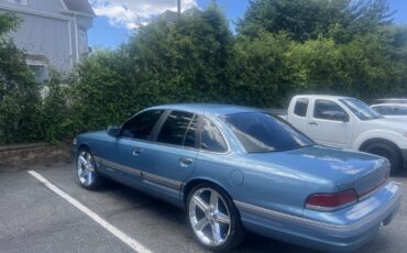 Ford-Crown-Victoria-1994-3