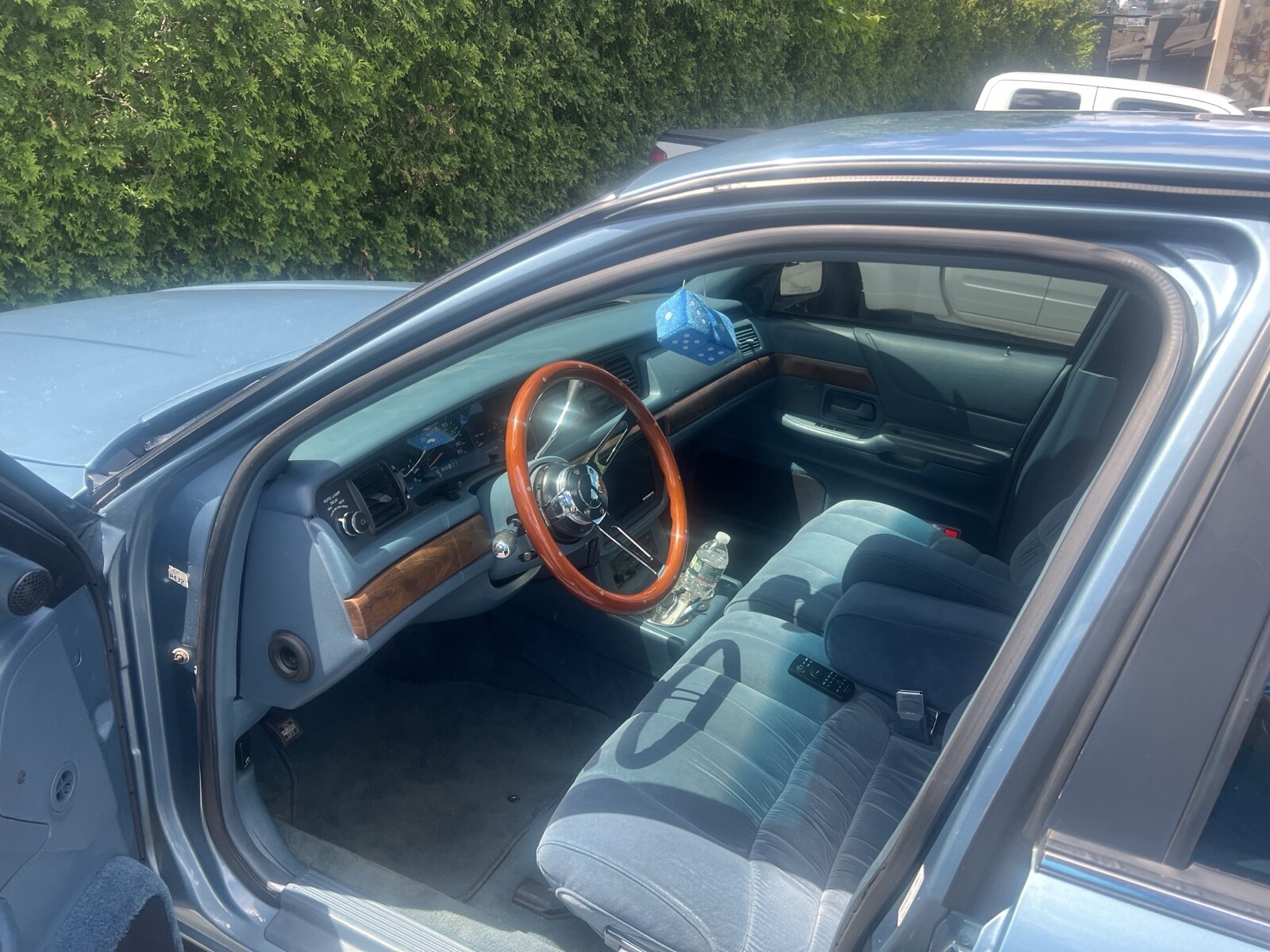 Ford-Crown-Victoria-1994-5