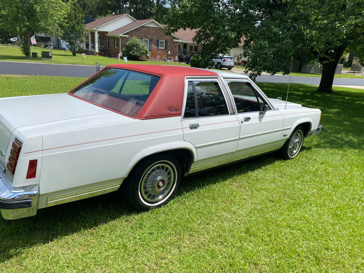 Ford-Crown-victoria-ltd-1985-white-1