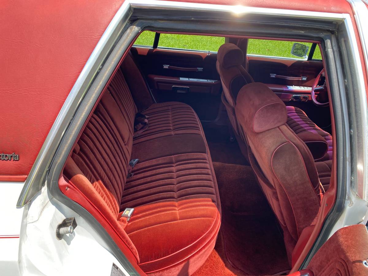 Ford-Crown-victoria-ltd-1985-white-11